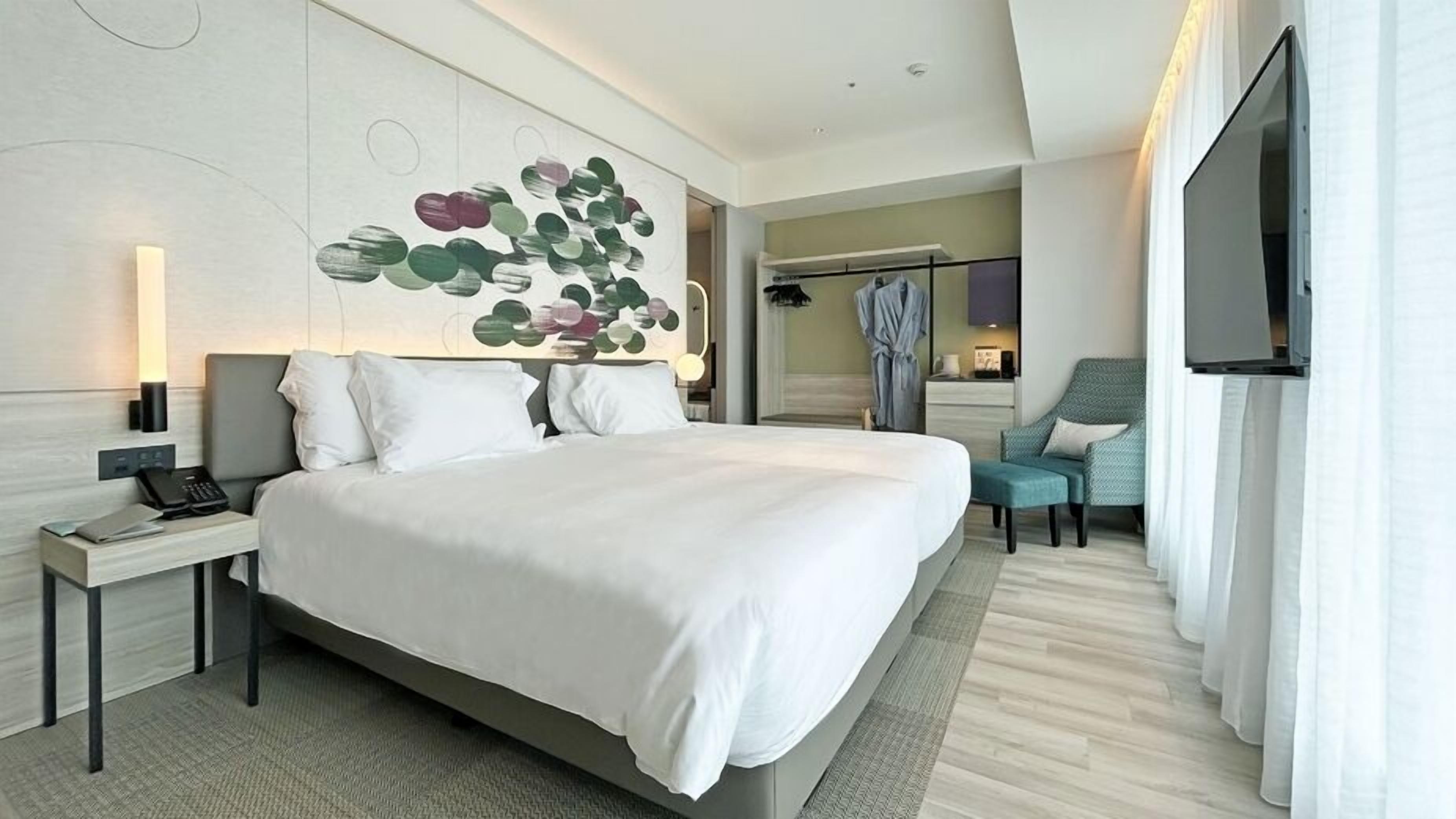 Premium bedding, in-room safe, blackout curtains, iron/ironing board