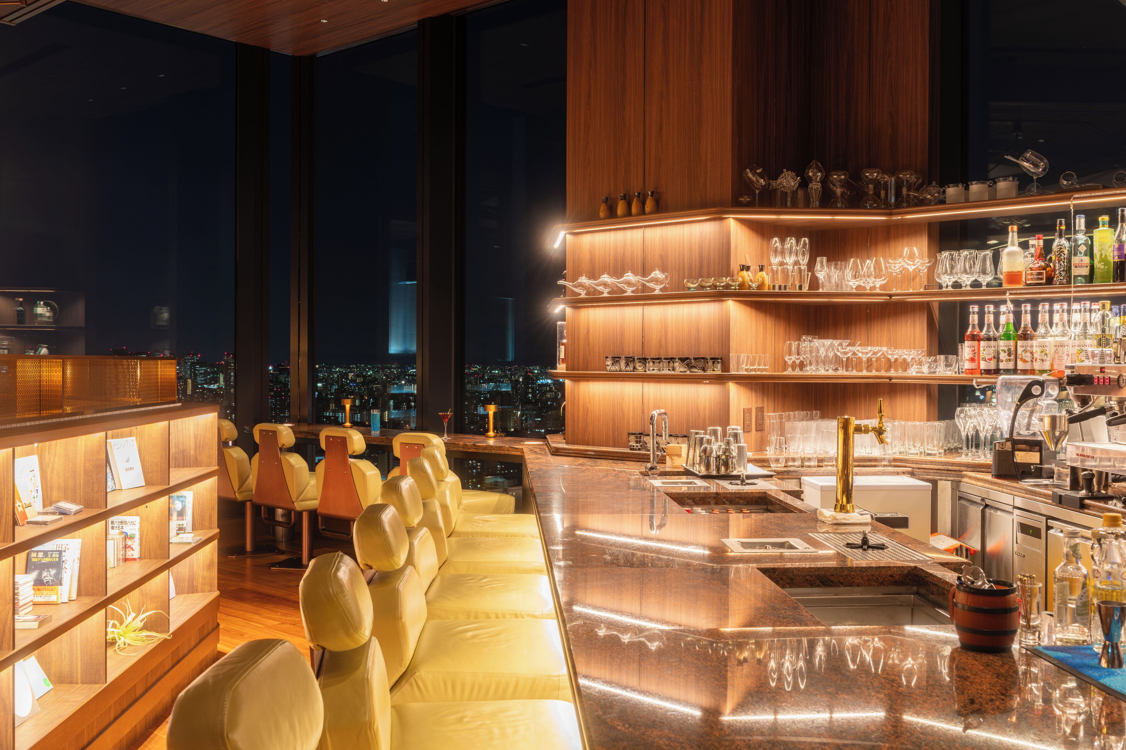 2 bars/lounges