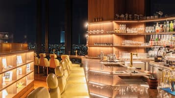 2 bars/lounges