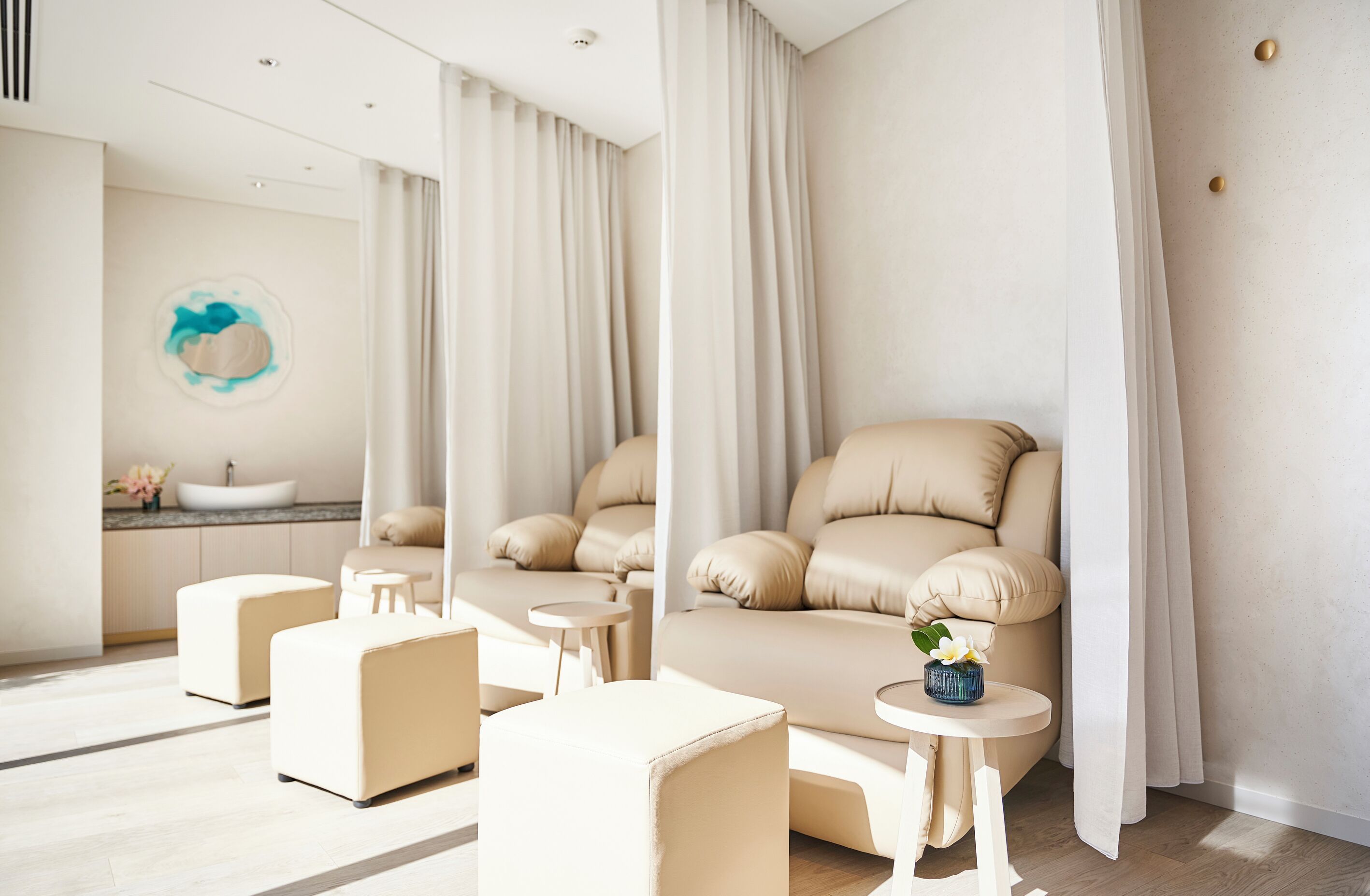 Couples treatment rooms, hot tub, body treatments, aromatherapy