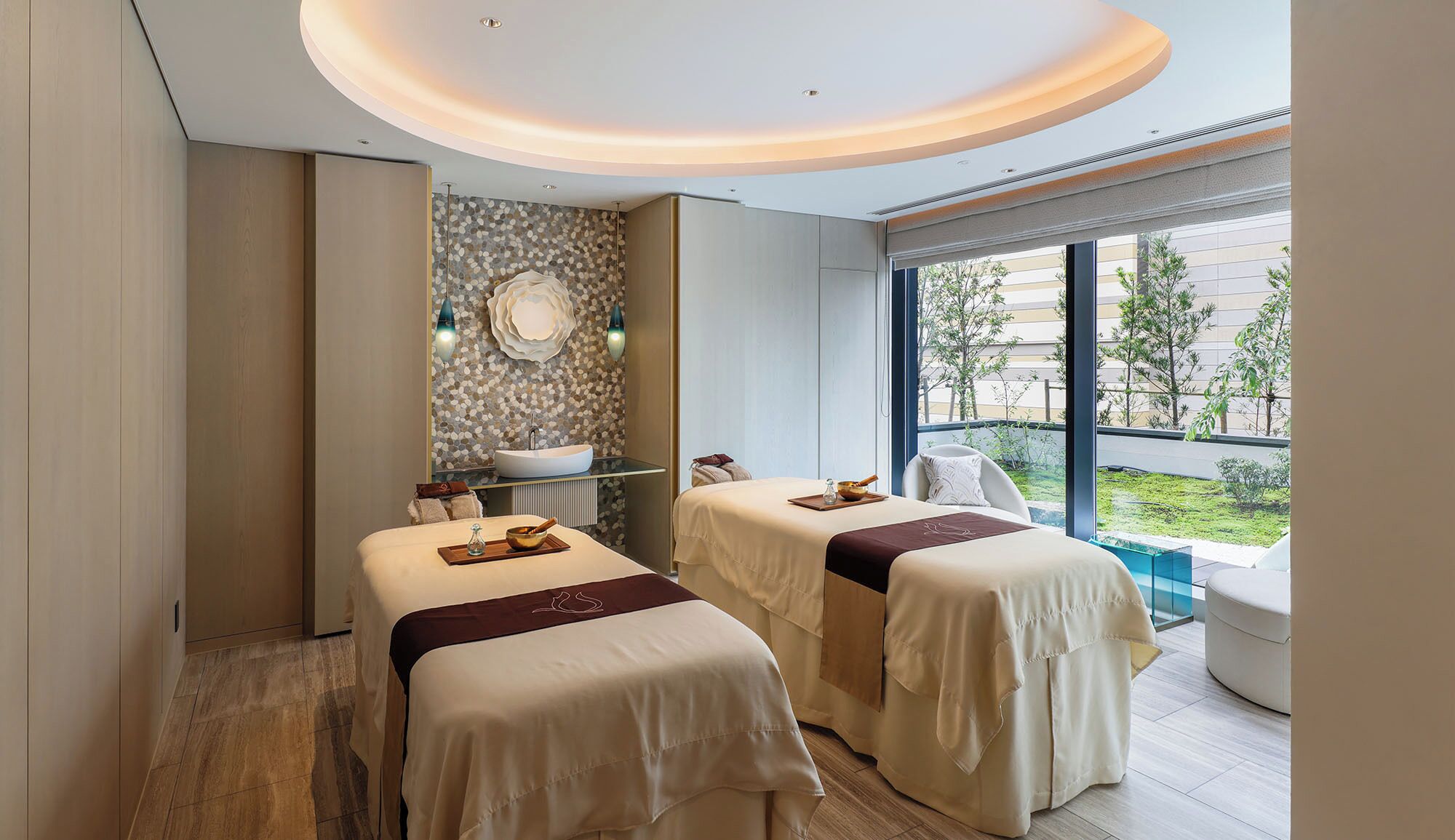 Couples treatment room(s), hot tub, body treatments, aromatherapy