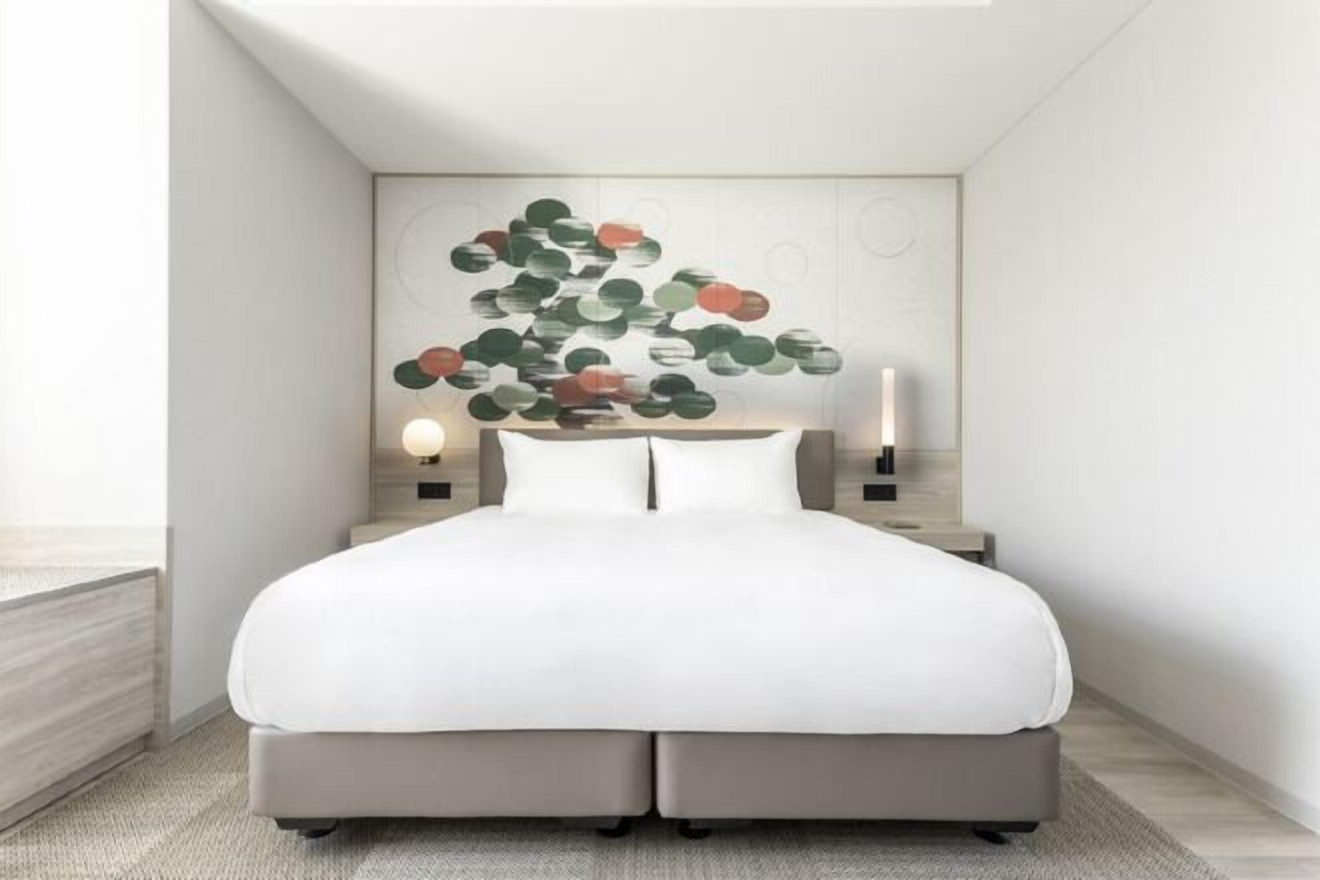 Premium bedding, in-room safe, blackout drapes, iron/ironing board