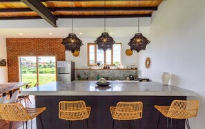 Kjøleskap, ovn, kokeplater og kaffetrakter/tekoker