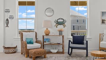 Smart TV, chimenea, libros y estéreo