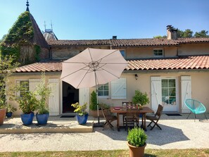 Outdoor dining - Gite chateau Ysard (Camblanes-et-Meynac)