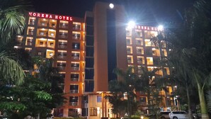 Un hotel con un cartel llamativo que dice "ORENA HOTEL".