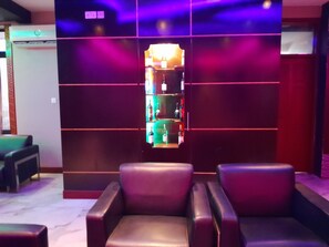 2 bares/lounges, 3 bares ao lado da piscina, bar molhado