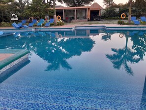 Una piscina al aire libre, cabañas de piscina gratuitas, tumbonas