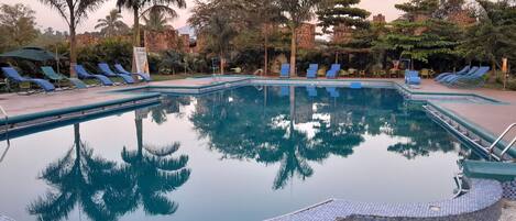 Alberca al aire libre, camas balinesas gratuitas y camastros