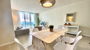 Familienapartment, 1 Schlafzimmer, Strandnähe | Wohnbereich