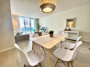 Condo familial, 1 chambre, en face de la plage | Aire de séjour