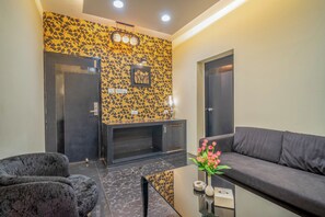 Rom – president, 1 kingsize-seng, røyk, byutsikt | Oppholdsområde | En 32-tommers LED-TV med kabel-kanaler