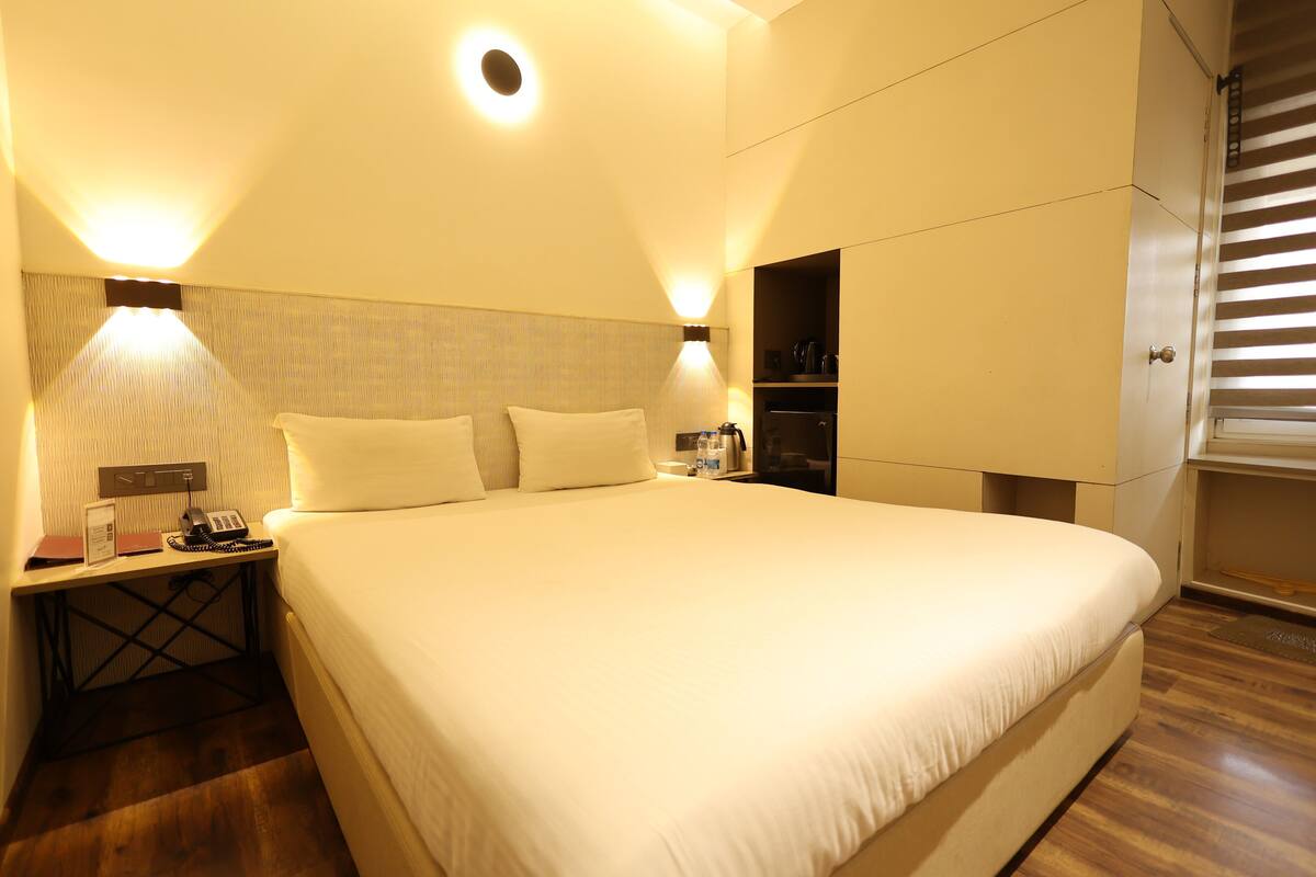 Standard Room, 1 King Bed, Smoking, City View | Premium bedding, soundproofing, free WiFi, bed sheets