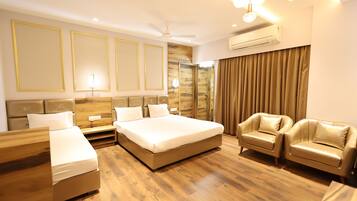 Family Room, 1 King Bed, Smoking, City View