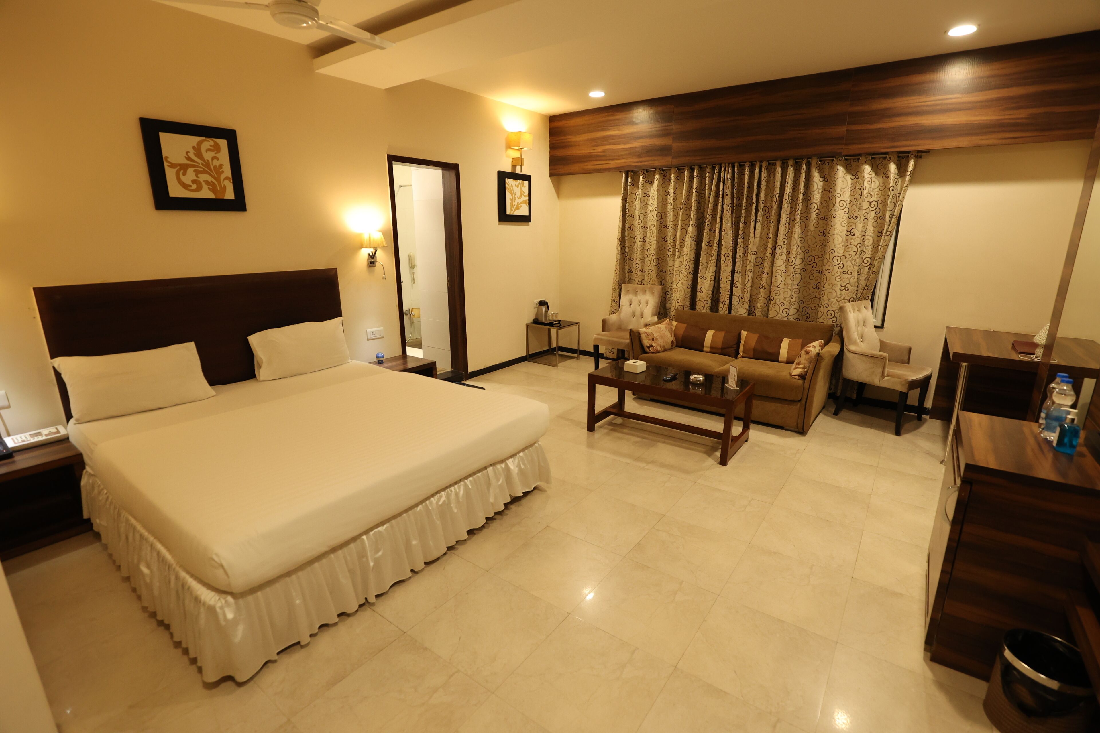 Luxury Room, 1 King Bed, Smoking, City View | Premium bedding, soundproofing, free WiFi, bed sheets