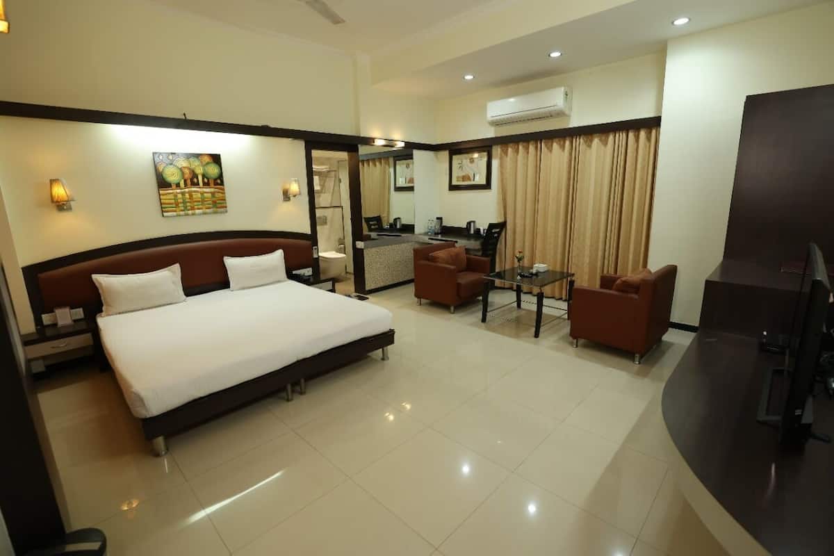 Deluxe Room, 1 King Bed, Smoking, City View | Soundproofing, free WiFi, bed sheets