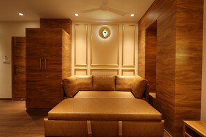 Family Room, 1 King Bed, Smoking, City View | Premium bedding, soundproofing, free WiFi, bed sheets