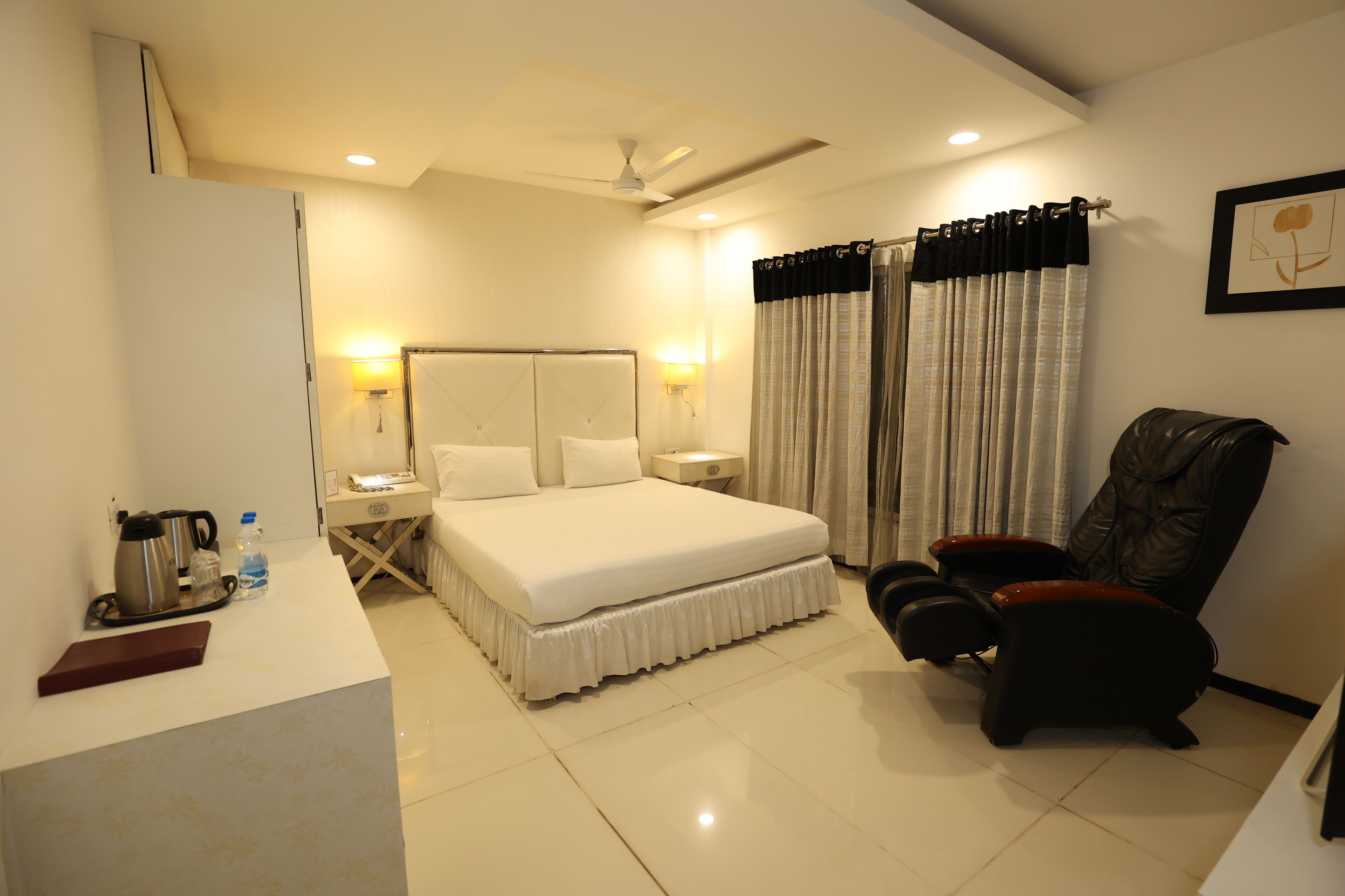Presidential Room, 1 King Bed, Smoking, City View | Premium bedding, soundproofing, free WiFi, bed sheets