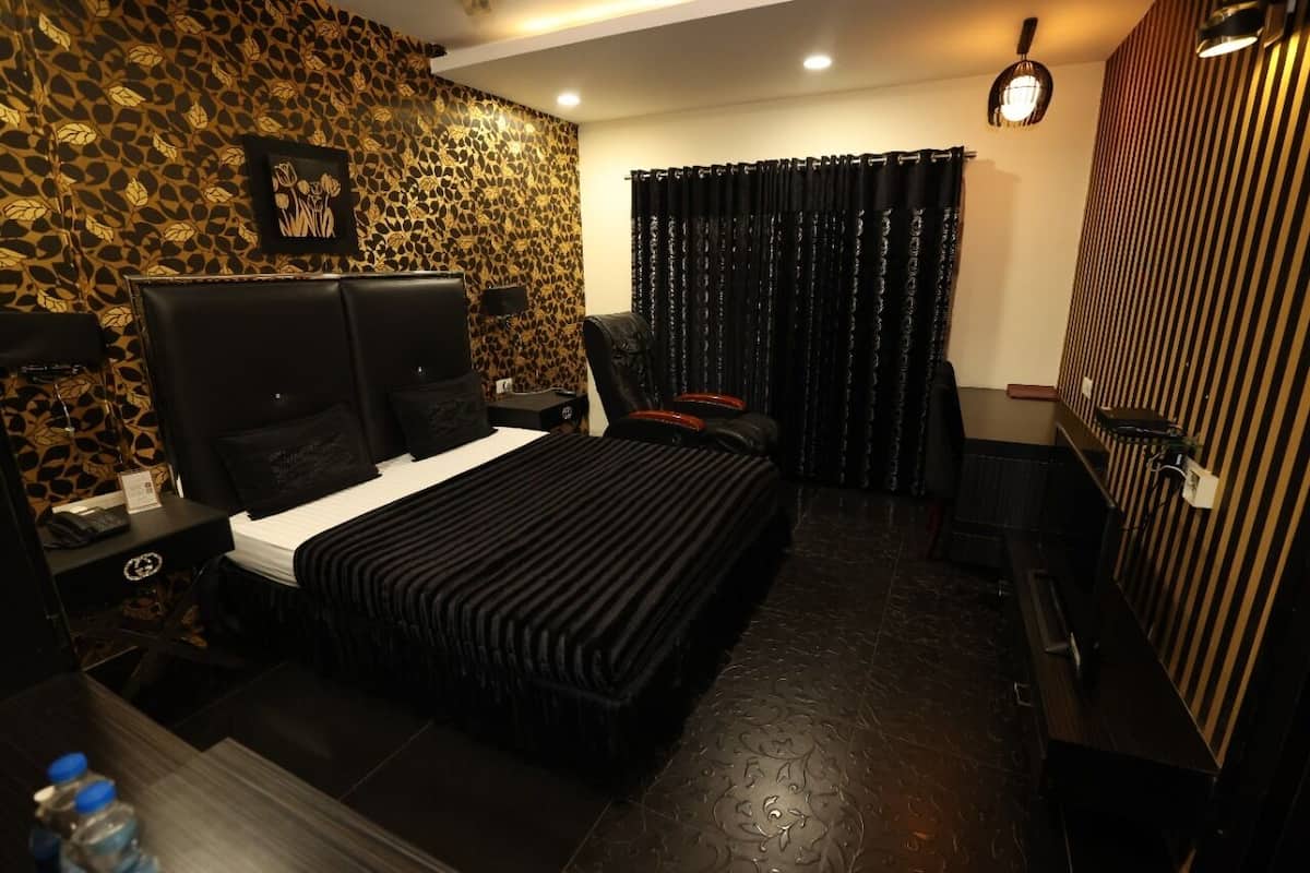 Presidential Room, 1 King Bed, Smoking, City View | Soundproofing, free WiFi, bed sheets