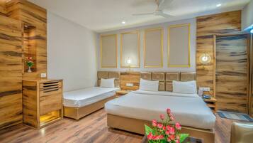 Familierom, 1 kingsize-seng, røyk, byutsikt | Sengetøy av topp kvalitet, lydisolert, wi-fi (inkludert) og sengetøy