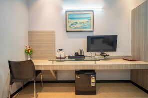 Standard Room, 1 King Bed, Smoking, City View | Premium bedding, soundproofing, free WiFi, bed sheets - Hotel Varun (Guna)