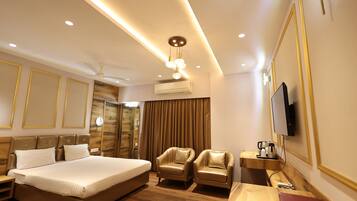 Family Room, 1 King Bed, Smoking, City View | Premium bedding, soundproofing, free WiFi, bed sheets