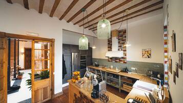 Daily continental breakfast (EUR 8.50 per person)