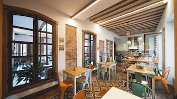 Desayuno continental (EUR 8.50 por persona)