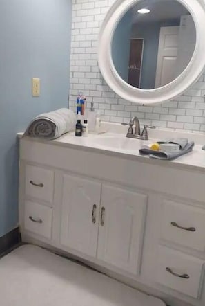 Douche, sèche-cheveux, serviettes fournies, savon