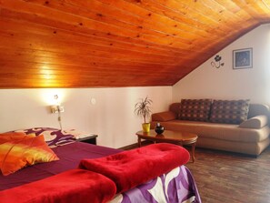 Appartement, 1 chambre, balcon, vue ville | Coin séjour | Télévision