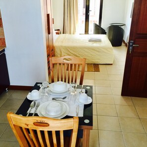 Apartment, 2 Bedrooms | Dining
