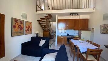 Ferienhaus, 2Â Schlafzimmer, Kamin, Stadtblick | Wohnbereich | BĂŒcher