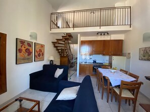 House, 2 Bedrooms, Fireplace, City View | Living area | Books