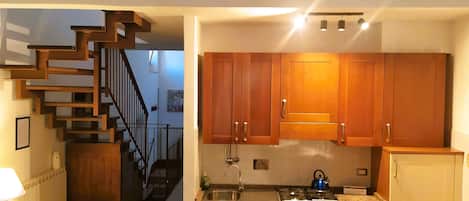 House, 2 Bedrooms, Fireplace, City View | Private kitchen