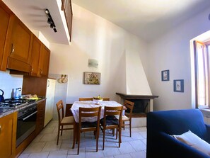 House, 2 Bedrooms, Fireplace, City View | Dining