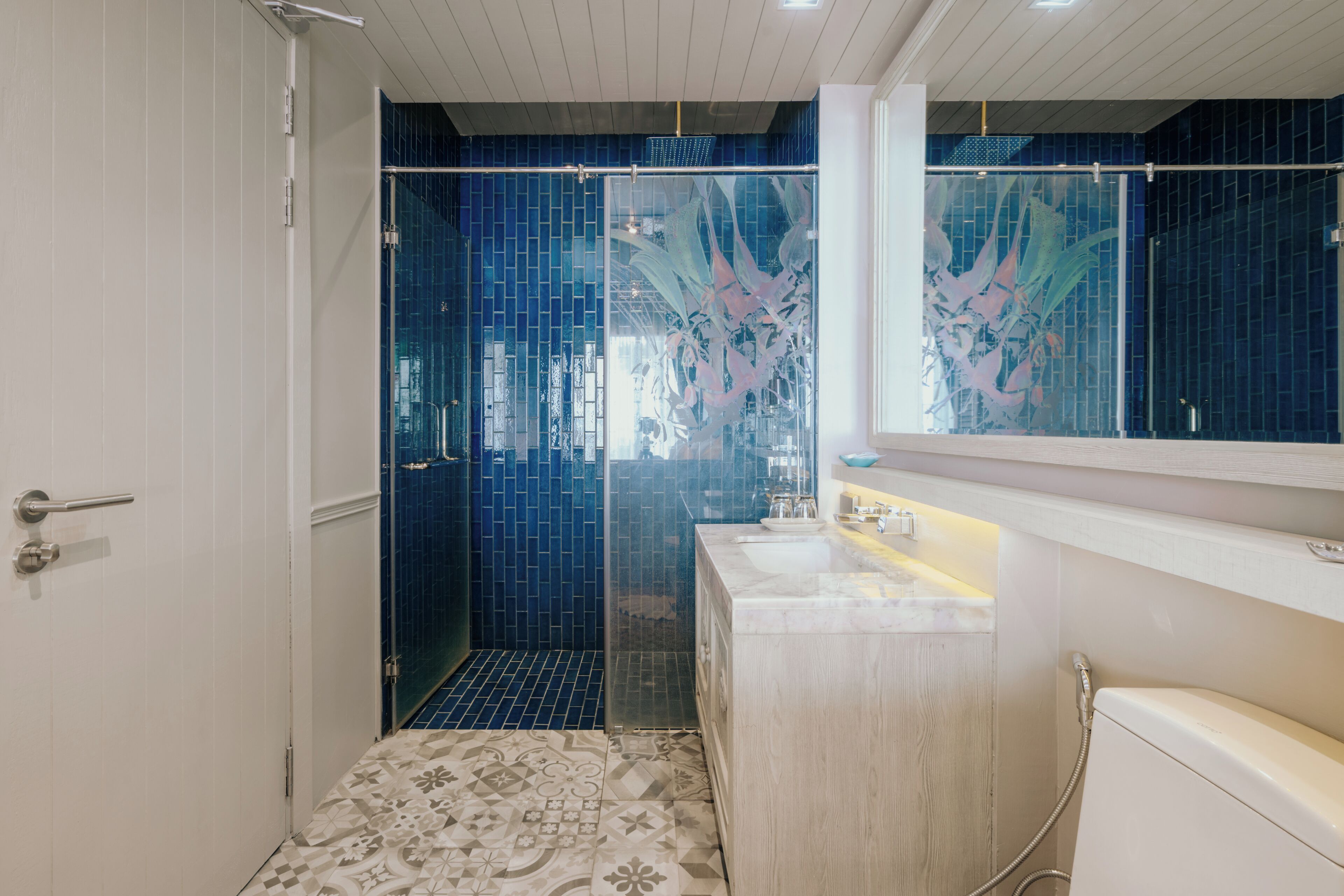 Une salle de bain avec une douche, un lavabo et des toilettes.