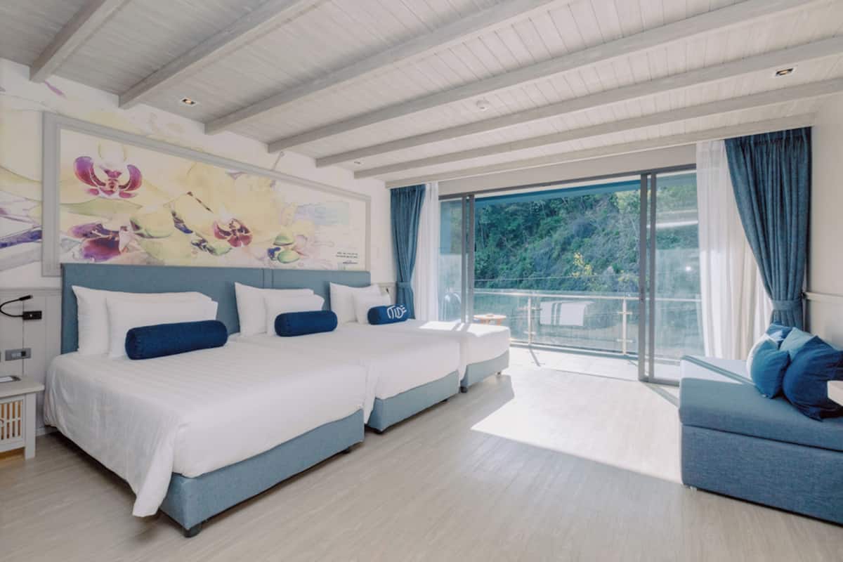 1 bedroom, blackout drapes, soundproofing, bed sheets
