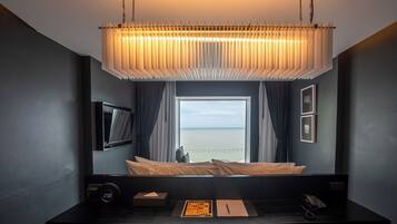 Deluxe Bathtub Seaview | Blackout curtains, soundproofing, bed sheets