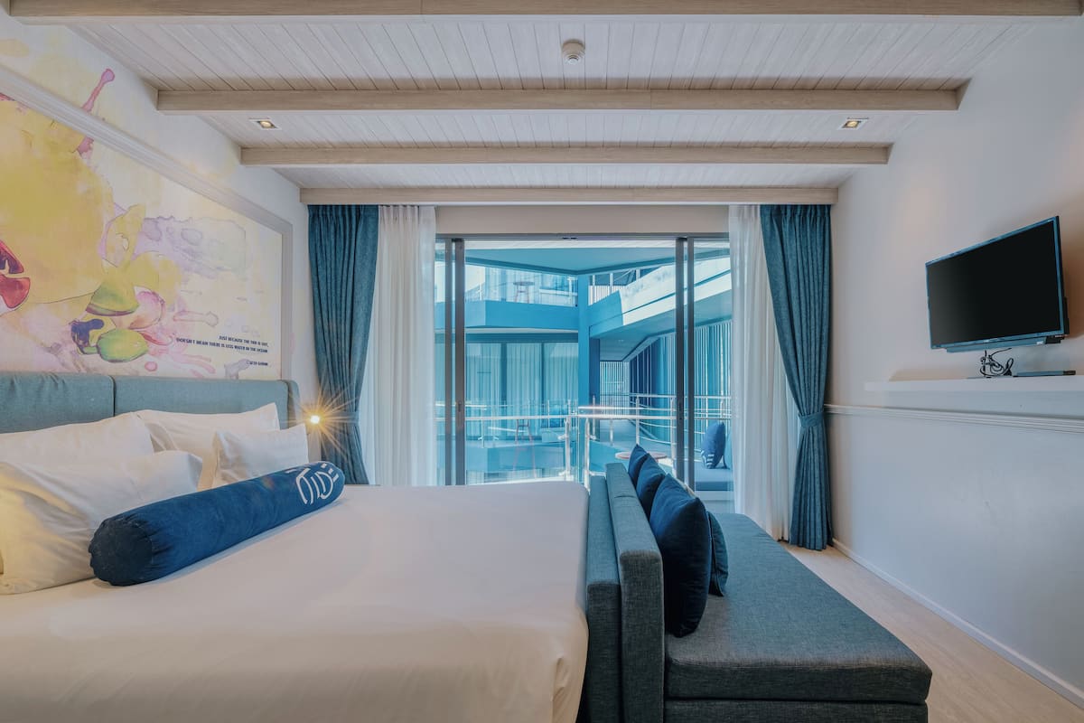 1 bedroom, blackout drapes, soundproofing, bed sheets