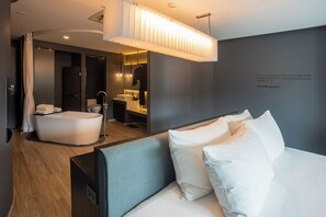 Studio Pool Access Double Bed | 遮光カーテン、防音設備、ベッドシーツ