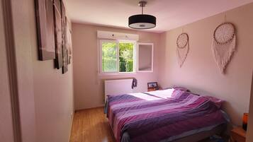 2 slaapkamers, een bureau, een strijkplank/strijkijzer, gratis wifi