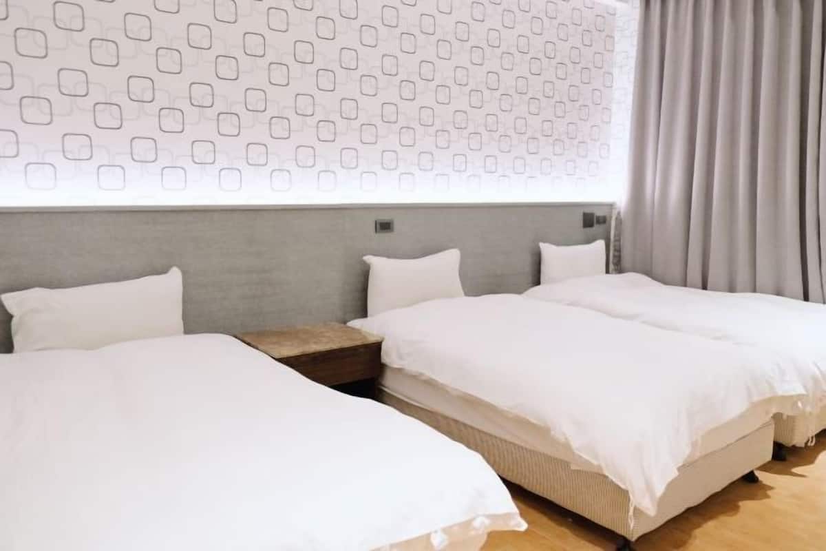 Escritorio y ropa de cama