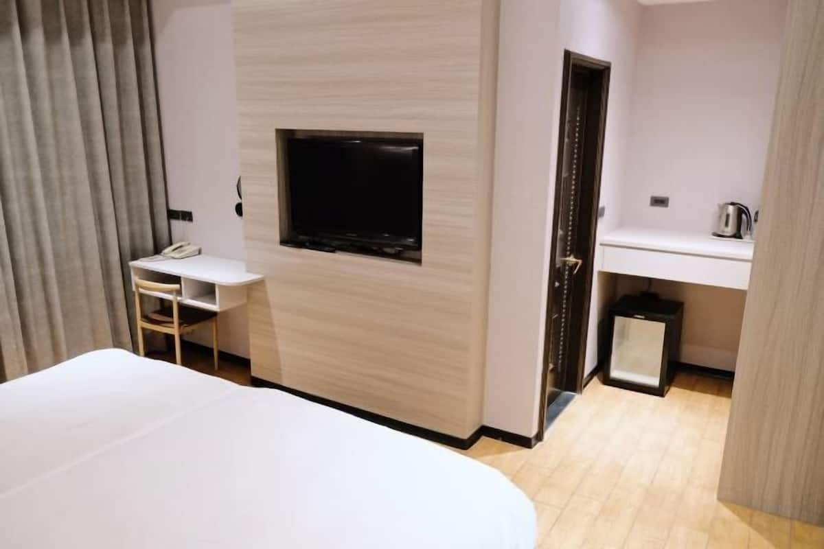 Escritorio y ropa de cama