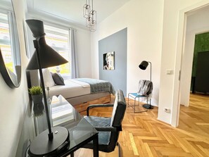 3 عدّة غرف نوم ومكتب ومكواة/لوح كي وسرير سفر