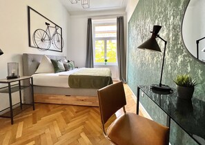 3 Schlafzimmer, Schreibtisch, Bügeleisen/Bügelbrett, Reisekinderbett