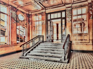 المنشأة من الداخل