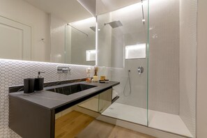 Bruser, hårtørrer, bidet, håndklæder