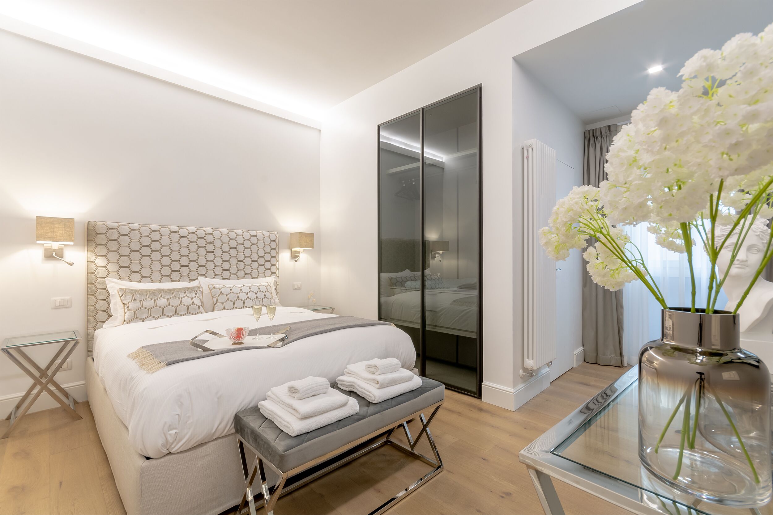 3 habitaciones, tabla de planchar con plancha y cuna de viaje 