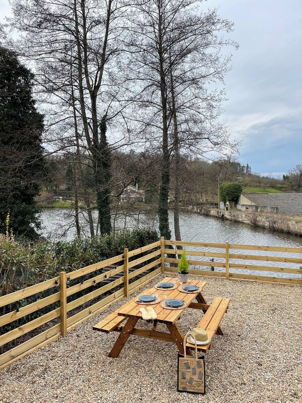 Outdoor dining - Charming house in the forest of Troncais (Saint-Bonnet-Tronçais)