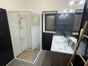 Regadera, jabón, papel de baño 